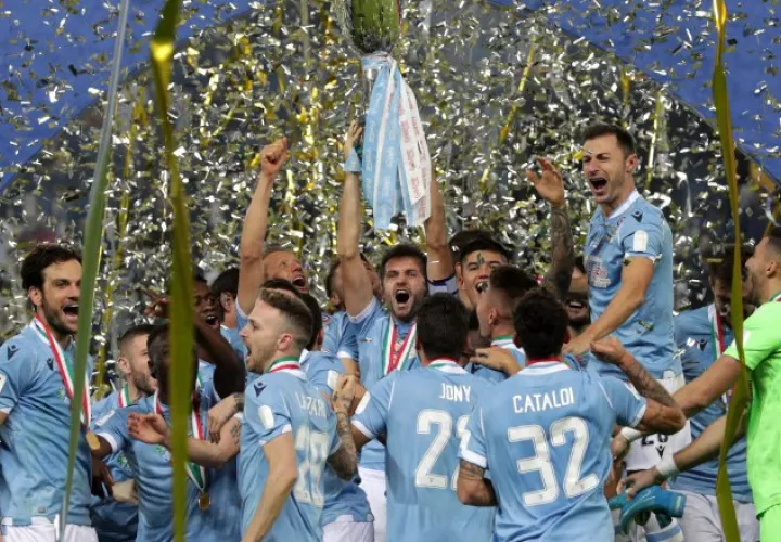 Los jugadores de Lazio celebran su nuevo título. Foto EFE