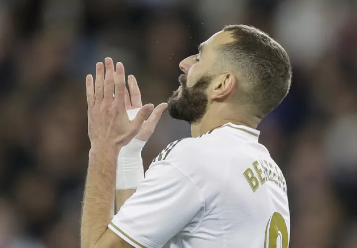 Karim Benzema se lamenta luego de haber fallado un remate a portería. Foto AP
