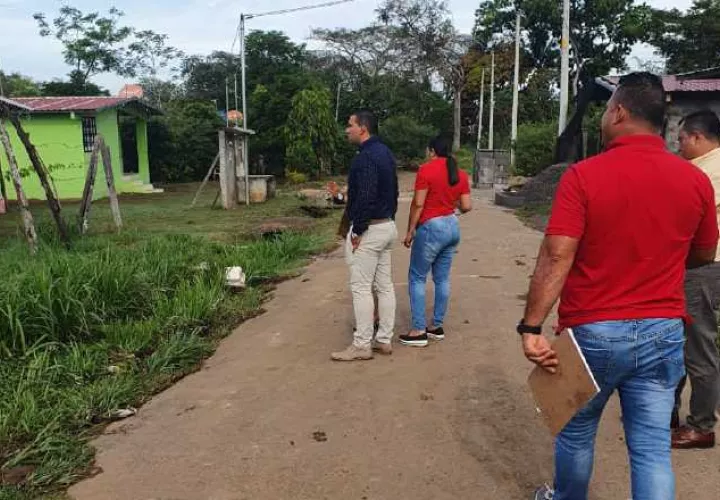 Funcionarios  del Miviot realizan inspecciones en diferentes áreas adonde llegó el programa Techos de Esperanza. José Vásquez