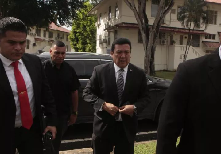 Eduardo Ulloa, al momento de llegar a la reunión con Porcell. Víctor Arosemana