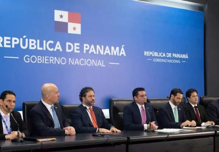 Los viajes, viáticos, celulares con data y dietas por reuniones de los miembros de juntas directivas de las instituciones persisten en la actual administración. Foto: Presidencia