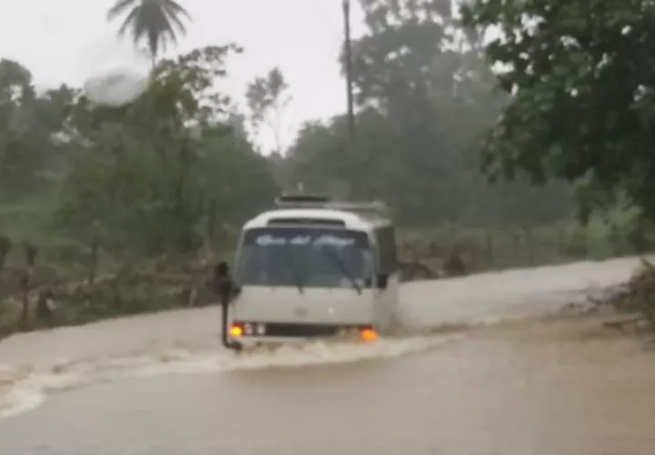 Calles anegadas dejaron las lluvias que llevan tres días en la provincia de  Bocas del Toro. Diómedes Sánchez