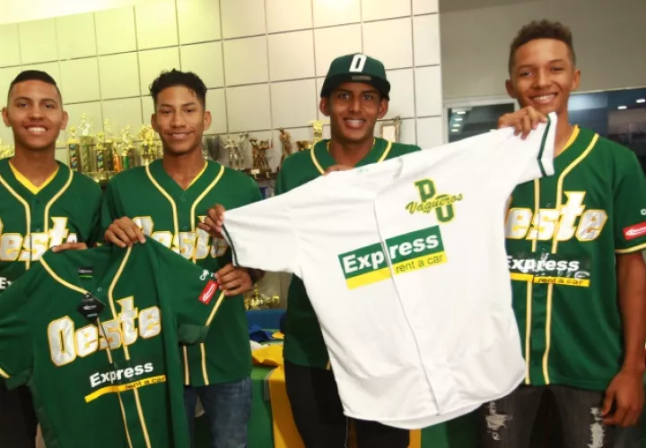 Jugadores de Panamá Oeste presentan su uniforme. Foto Anayansi Gamez
