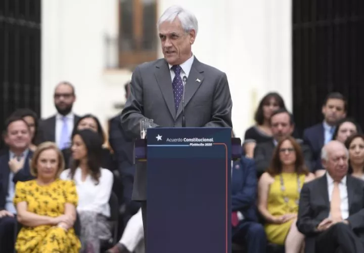 El presidente chileno Sebastián Piñera busca una salida a la crisis política y económica del país. FOTO/AP