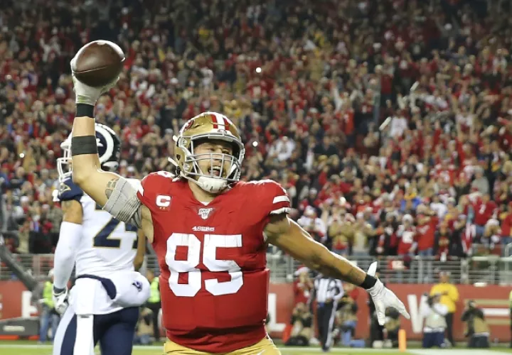 George Kittle (85) celebra tras anotarle a Los Ángeles Rams. Foto AP