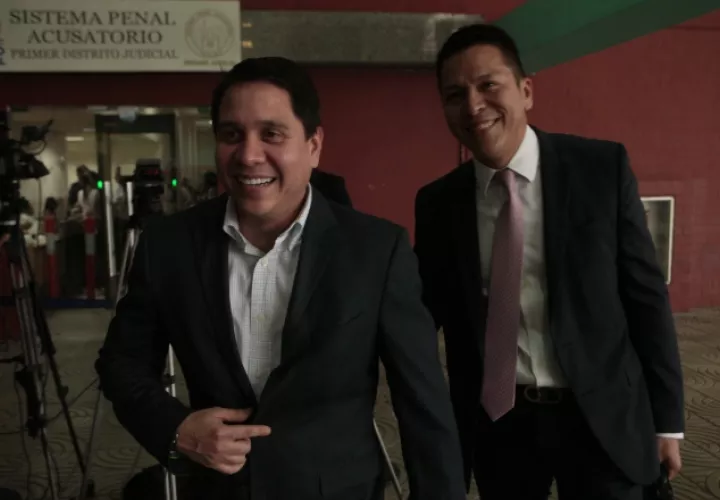 Mario Pérez (der.), exdirector del Instituto Panameño de Deportes (Pandeportes) a quien se le aplicó la medida de firma una vez al mes. Víctor Arosemena