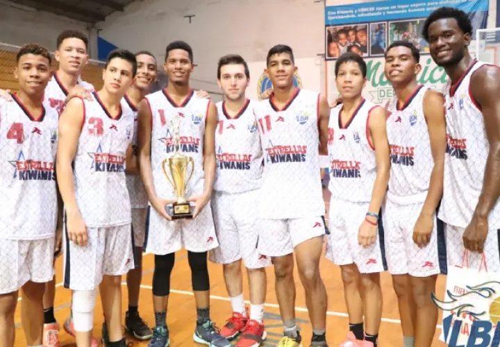 Jugadores del equipo U18 tras recibir su respectivo premio. Cortesía