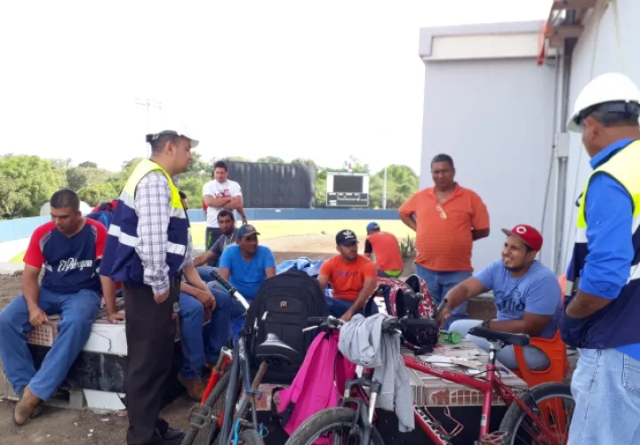 Trabajadores quieren su dinero. Thays Domínguez