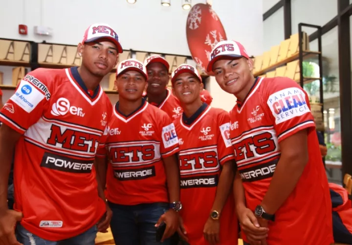 Ayer presentaron el uniforme. Anayansi Gamez