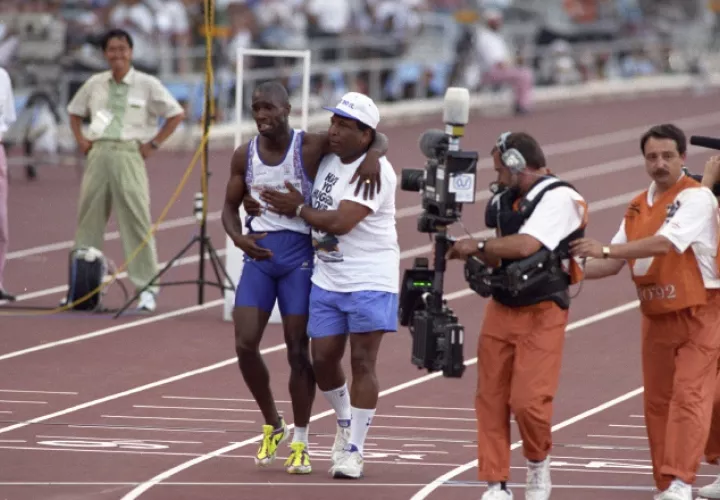 Derek Redmond, en compañía de su padre Jim, termina la carrera de los 400 metros. EFE