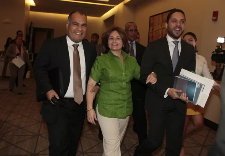 Kenia  Porcell junto a Rolando Rodríguez (izq.) y David Díaz, secretario y subsecretario general del Ministerio Público, respectivamente.   Foto Víctor Arosemena