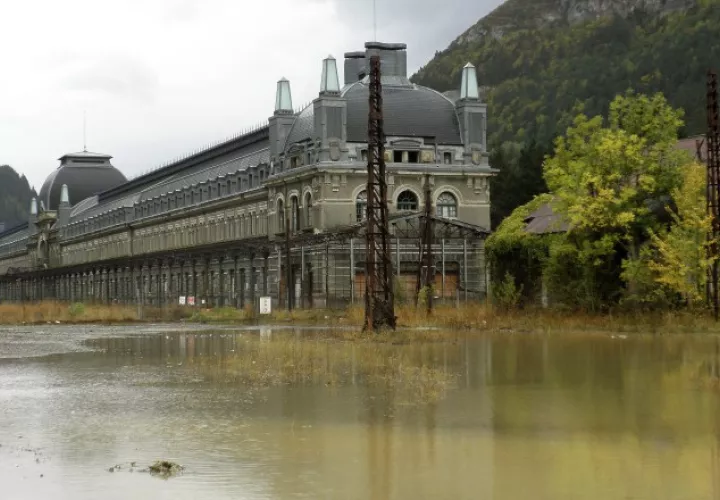 1.  Inmediaciones de la estación internacional en Canfranc (Huesca).