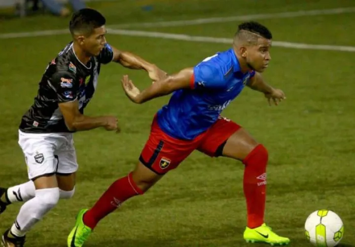 José Murillo (derecha) durante un clásico contra Tauro. Foto Anayansi Gamez