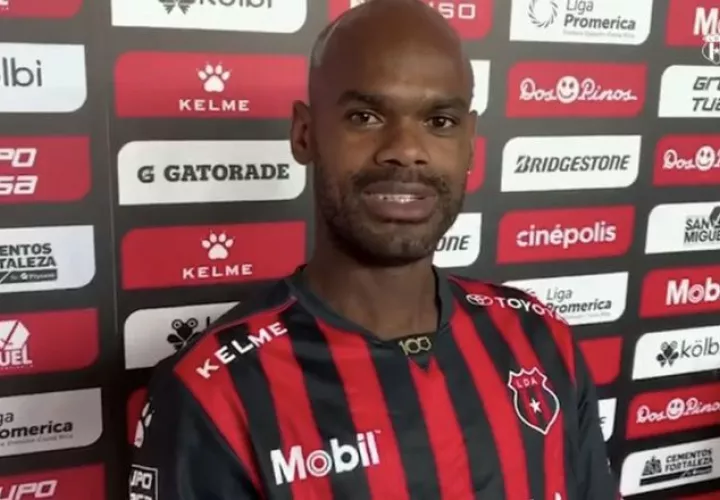 El veterano jugador panameño se enfundó ayer la camiseta de la Liga Deportiva Alajuelense.