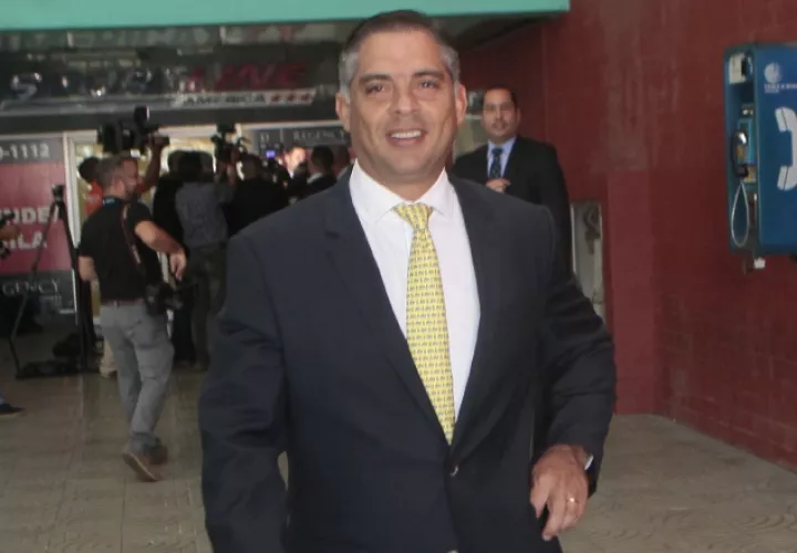 Diputado Adolfo Valderrama sale reído de la audiencia realizada en el día de ayer. Víctor Arosemena 
