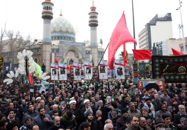 La bandera roja representa una declaración de guerra por parte de los iraníes que asistieron a las exequias. EFE