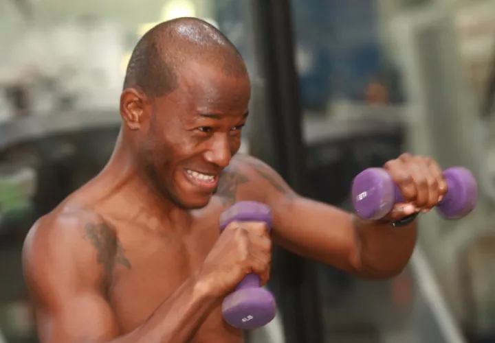 Daniel Matellón entrena en el gimnasio Pedro 'Rockero' Alcázar de Curundú. Foto: Anayansi Gamez