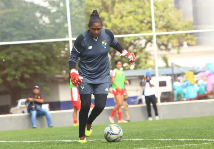 Yenith Bailey durante el entrenamiento de la Selección Femenina de Fútbol de Panamá en el "Cascarita" Tapia. Foto Anayansi Gamez