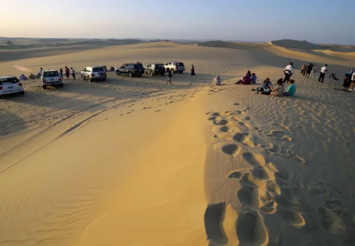 1.  Turistas de visita en el oasis de Siwa, Egipto, cerca de la frontera con Libia.