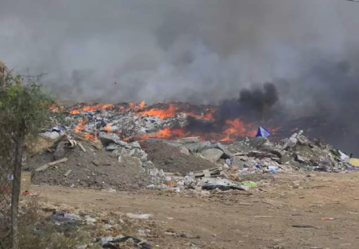 El humo tóxico se extendió a las áreas vecinas. FOTO/THAYS DOMÍNGUEZ
