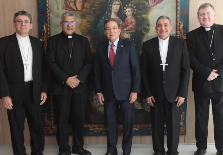 Laurentino Cortizo en compañía de los obispos.
