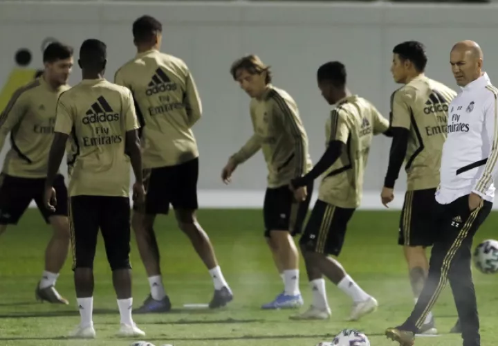 Zidane en los entrenamientos del Real Madrid. Foto:EFE