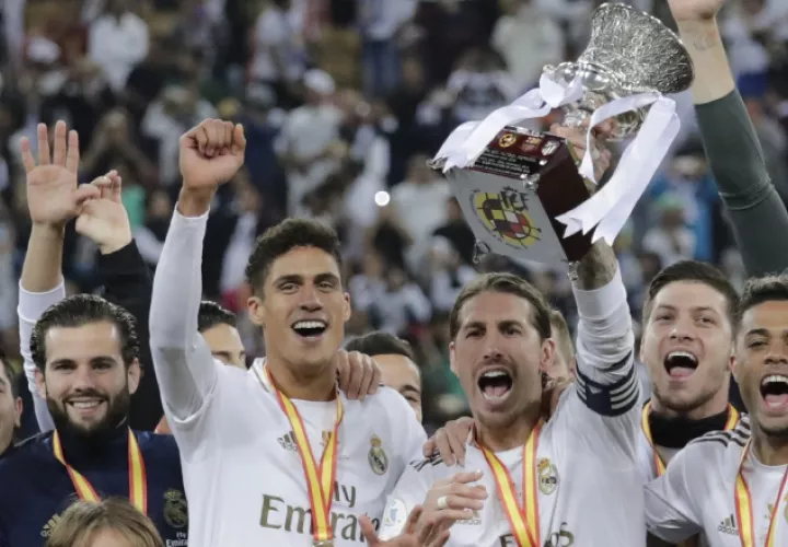 Sergio Ramos levantó el trofeo de la Supercopa de España, torneo que el equipo blanco disputó gracias a un cambio de formato. AP