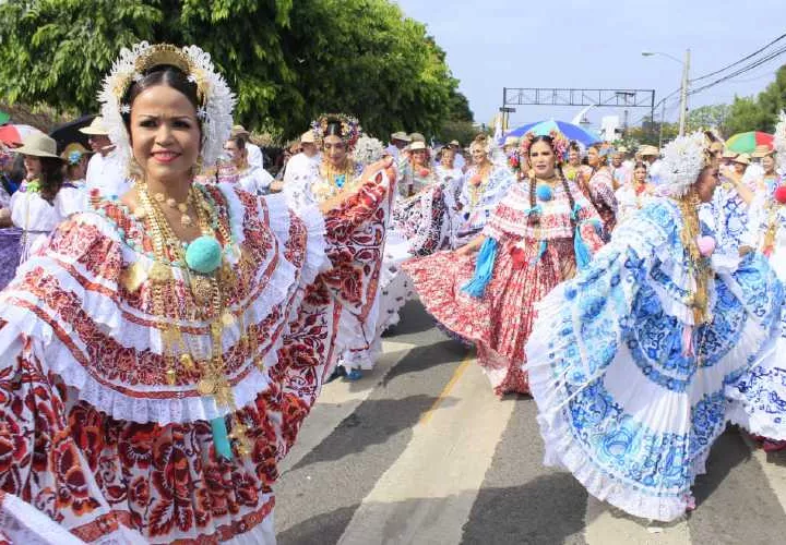 Miles de empolleradas caminaron por las calles de Las Tablas. Thays Domínguez