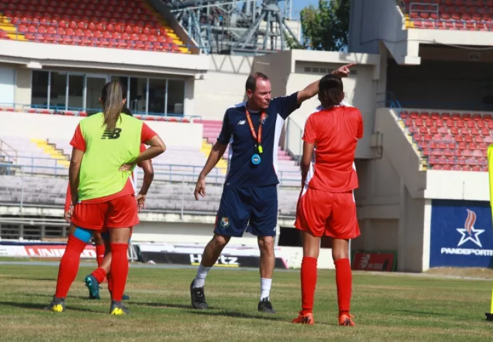 Kenneth Zseremeta durante el entrenamiento de ayer en el estadio Rommel Fernández. Anayansi Gamez