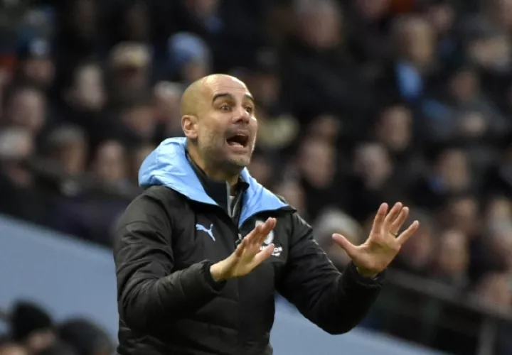 Pep Guardiola da instrucciones a sus jugadores. Foto AP
