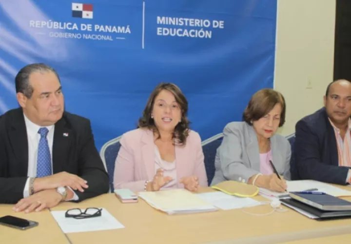 Autoridades del Meduca se reúnen con docentes. Cortesía