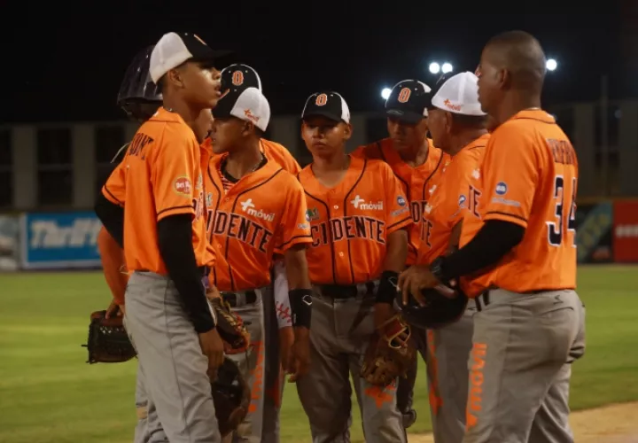 Nestor 'Cuto' Mendoza conversa con sus jugadores de Occidente. Foto: Anayansi Gamez