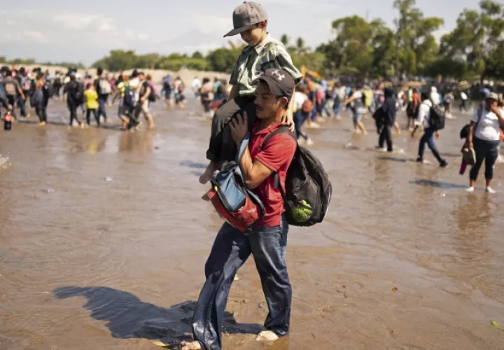 Arriesgan la vida para llegar a la frontera. FOTO/AP