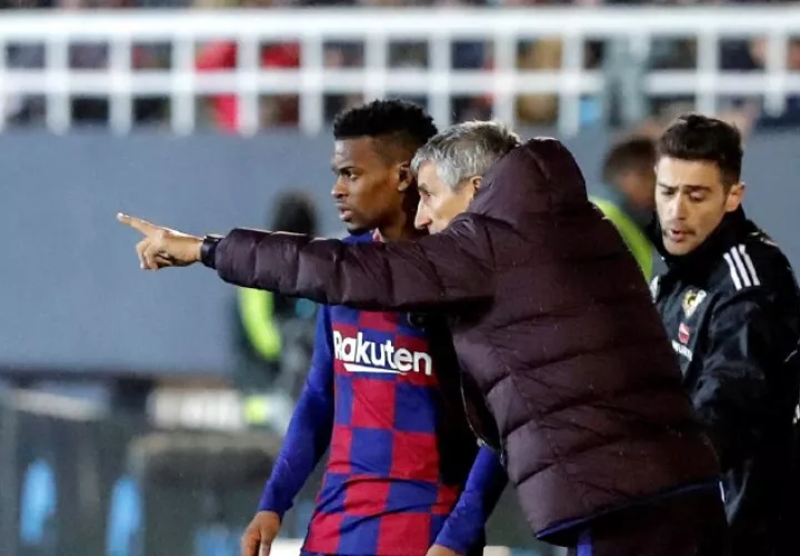 Quique Setién (d) da instrucciones al portugués Nelson  Semedo. Foto EFE