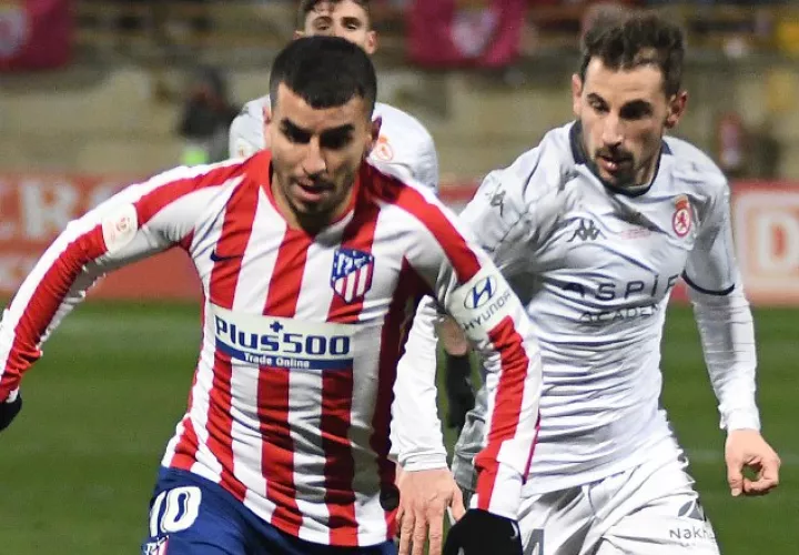  El delantero argentino del Atlético de Madrid, Ángel Correra (i), conduce el balón ante el jugador de la Cultural Leonesa, Julén Castañeda. Foto:EFE