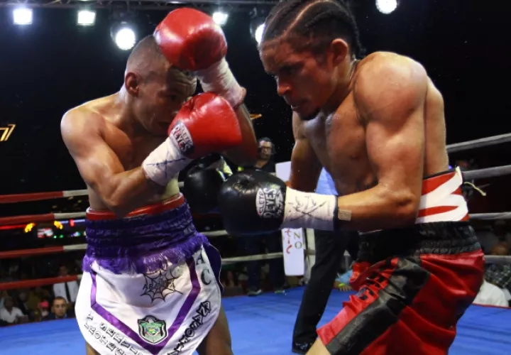 Carlos "La Arañita" Ortega ante el colonense Johnny Garay. Foto: Anayansi Gamez 