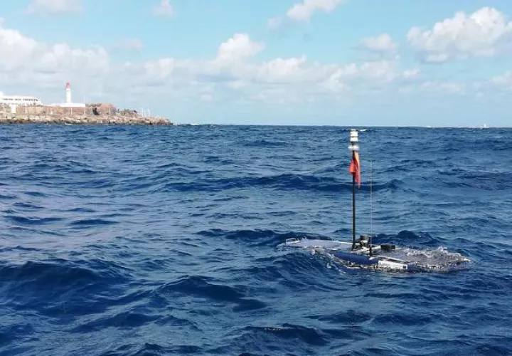Un robot que navega por la superficie impulsado por la energía de las olas. 