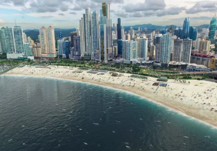 Para poder habilitar las playas se debe sanear, primero, la bahía. Archivo