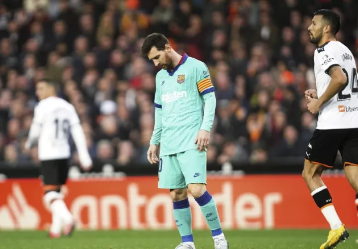 La defensa del Valencia anuló a Leo Messi ayer. AP