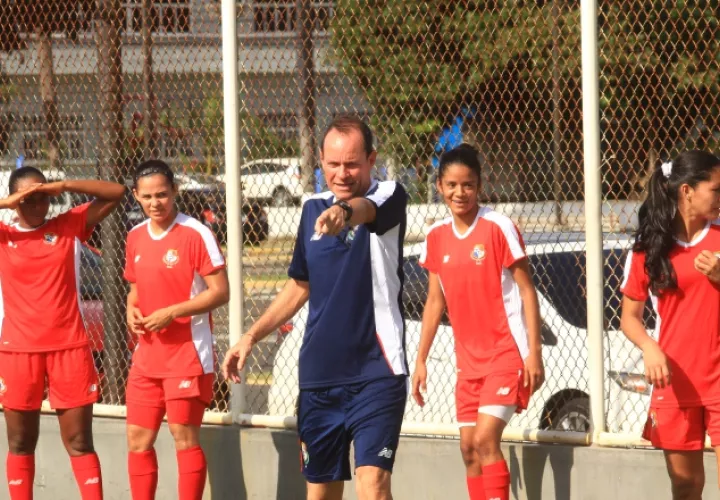 El equipo femenino es dirigido por Kenneth Zseremeta. Foto:Anayansi Gamez