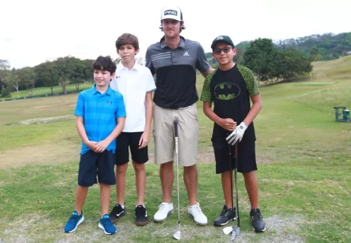 Mito Pereira junto a niños panameños.