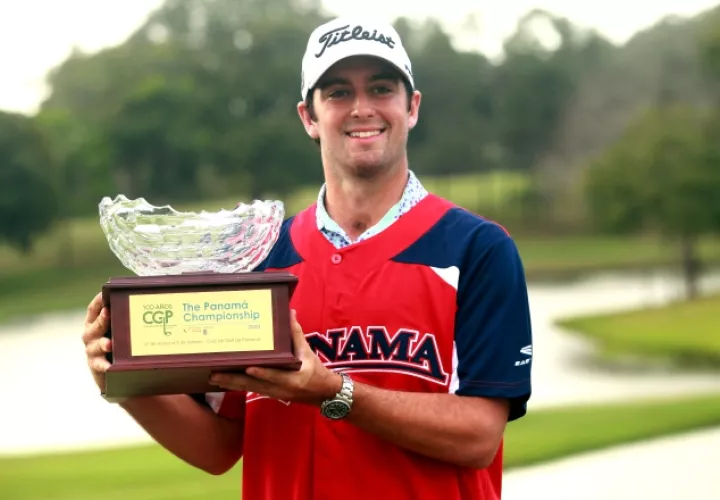 Davis Riley  con el trofeo del Panamá Championship.