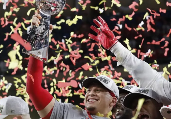 1.  Patrick Mahomes de los Chiefs alza el trofeo de campeón Vince Lombardi.