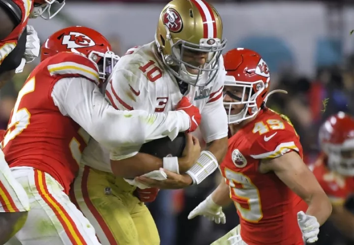 4.   Frank Clark (izq.) atrapa a Jimmy Garoppolo del San Francisco. 