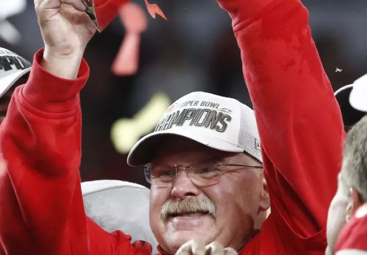 5.  Andy Reid coach de los Chiefs, levanta el trofeo Vince Lombardi. 