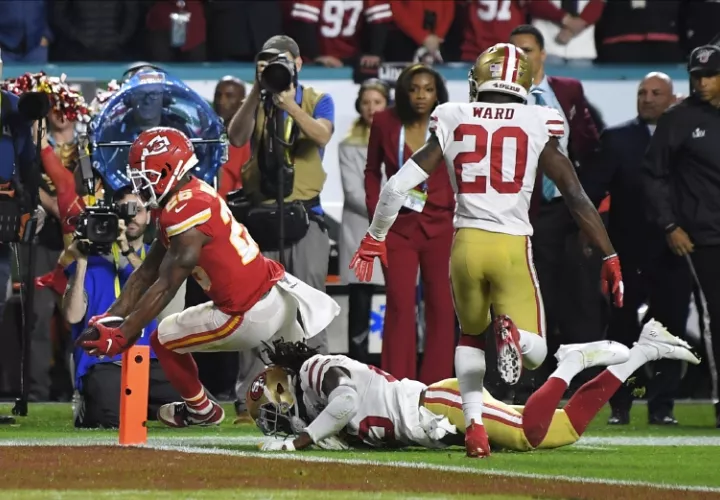 6.  Damien Williams corre para anotar un  touchdown  contra  los 49ers.  