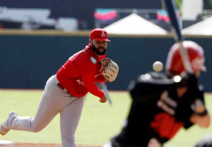 José Mesa de los Astronautas de Chiriquí (Panamá) cargó con la derrota ante los Tomateros de Culiacán de México.  Foto:EFE