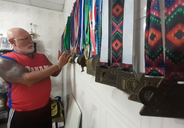 Omar Díaz del Castillo muestra su colección de medallas ganadas, todas en competencias. internacionales. Aurelio Martínez