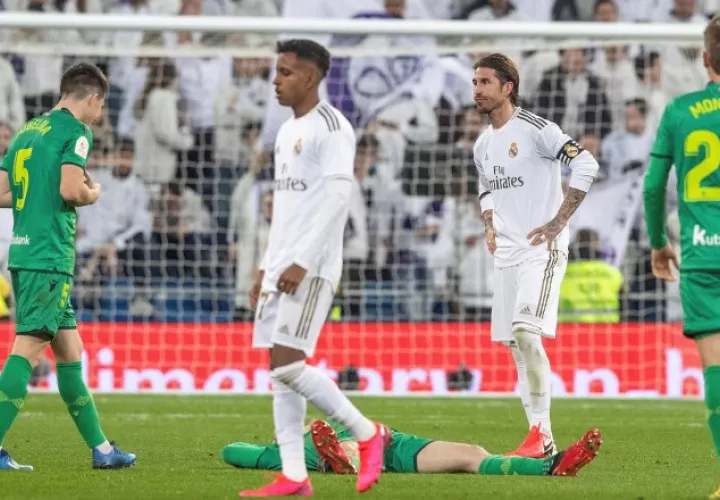La defensa del Real Madrid quedó exhibida luego de permitir cuatro anotaciones. EFE