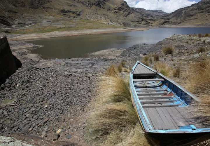 Represa de Hampaturi,Bolivia, e n estado de sequía, lo que provocó racionamientos de agua.